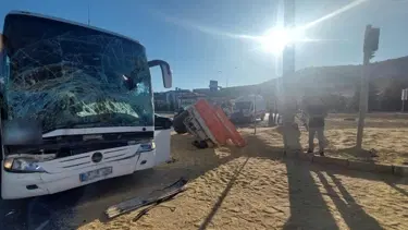 Yolcu otobüsü ile traktör çarpıştı: 4 yaralı