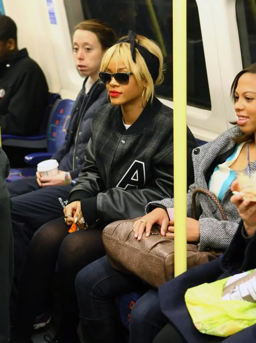 Oyuncu Merve Boluğur otobüste (Toplu taşıma kullanan ünlüler) 14