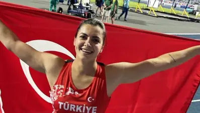 Milli Atlet Esra Türkmen, altın madalya kazandı