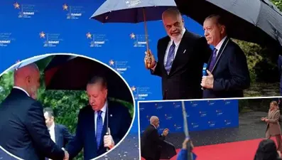 Meloni'yi diz çökerek karşıladı: Spor ayakkabıları Erdoğan'ın dikkatinden kaçmadı