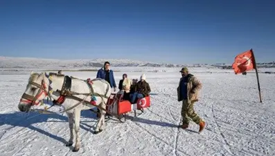 Çıldır gölü Fransız medyasını hayran bıraktı: Donmuş Türk gölü boyunca atlı kızak yolculuğu
