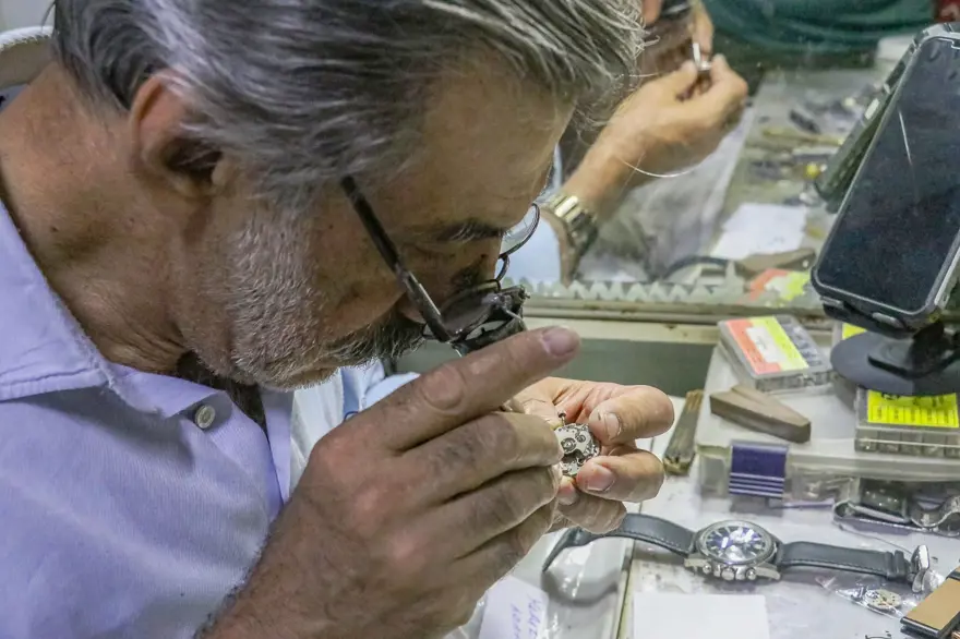 Baba mesleğini 55 yıldır sürdürüyor: 4 metrekarelik dükkana yarım asır sığdırdı 1 Baba mesleğini 55 yıldır sürdürüyor: 4 metrekarelik dükkana yarım asır sığdırdı 1