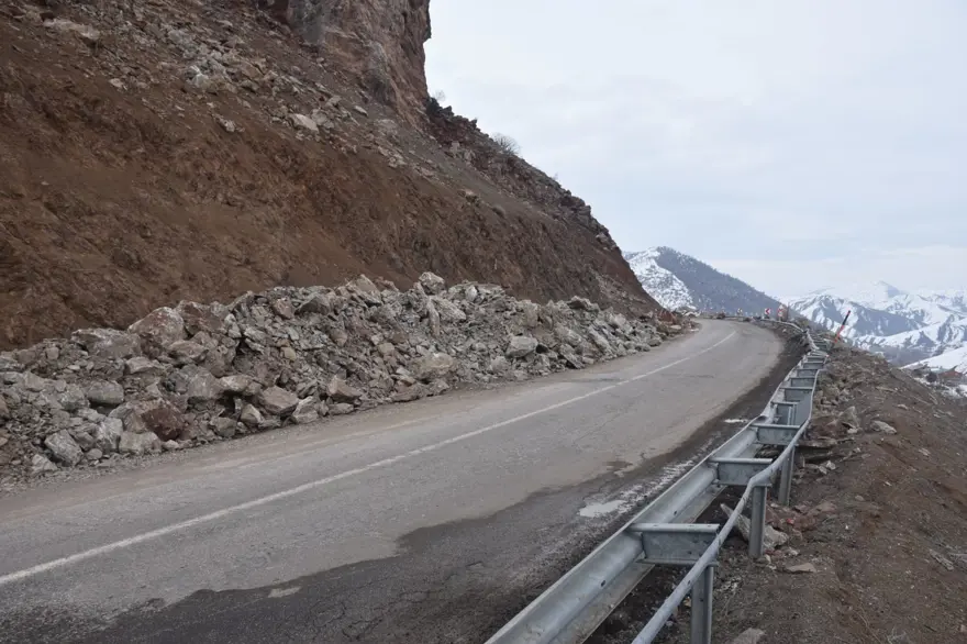 Deprem felaketinin ardından yollar yarıldı, dağlardan kaya parçaları koptu 4