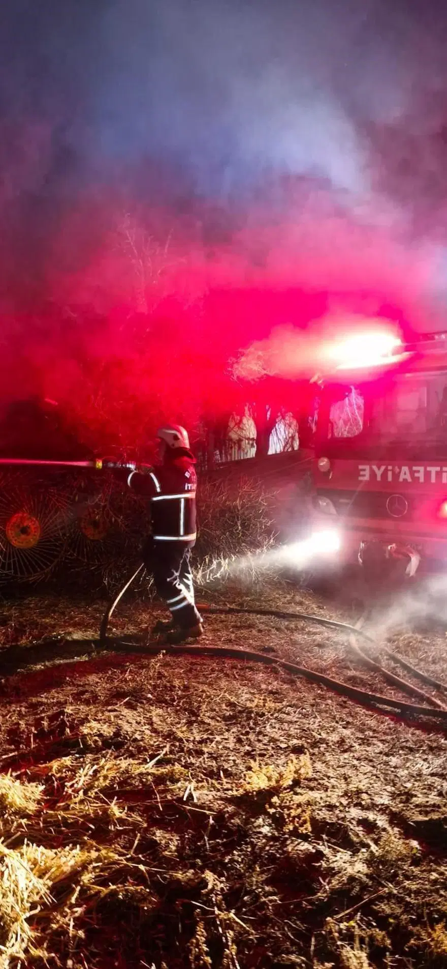 Gece saatlerinde çıkan yangında 6 buzağı telef oldu! 500 saman balyası yandı 2