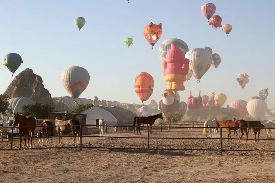 Yapay zeka değil, hepsi gerçek: Kapadokya'da renkli görüntüler 9