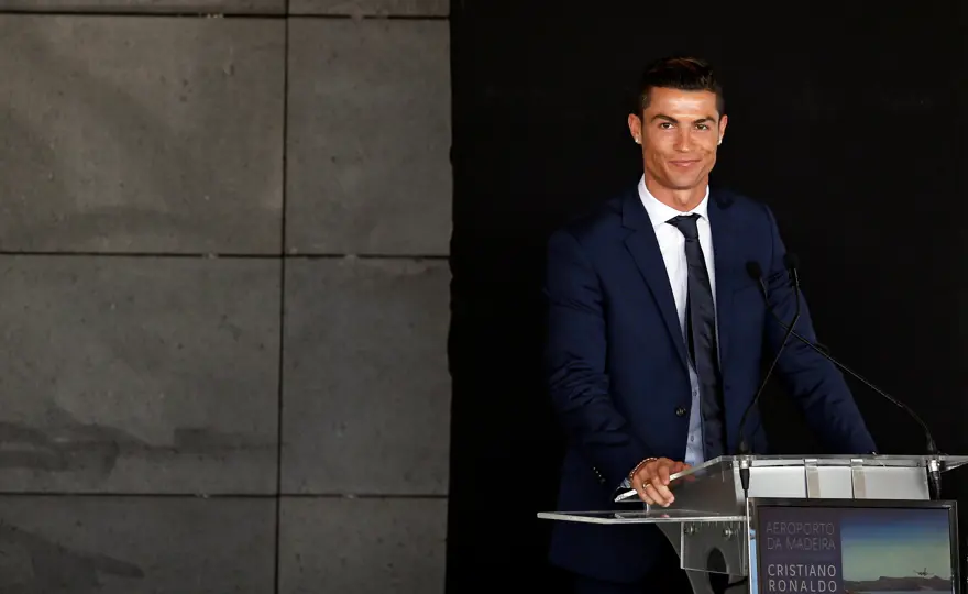 Ronaldo'nun heykeli sosyal medyanın diline düştü 