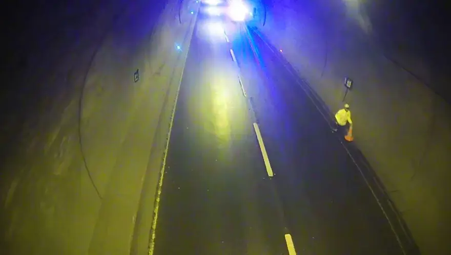 Cumhurbaşkanı Erdoğan'ın konvoyu geçmeden bir dakika öncesi! Polislerin dikkati kazayı önledi 2