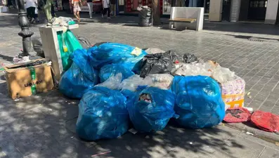 Karşıyaka Belediyesi'nde grev: Sokaklarda çöp yığınları oluştu