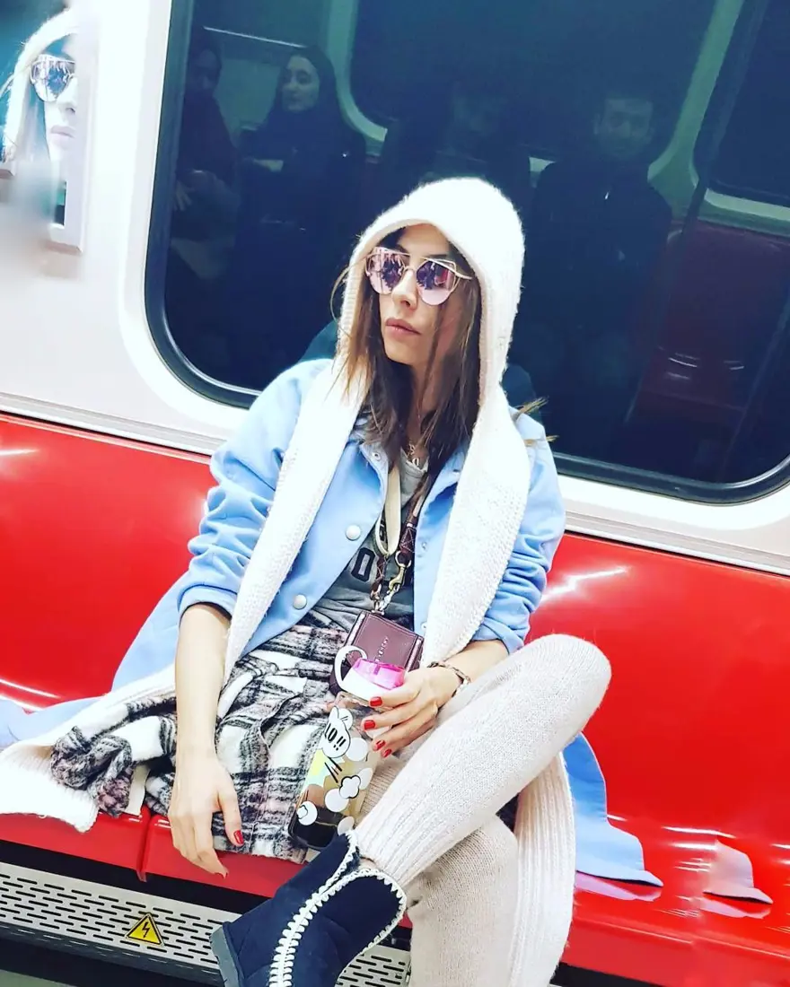 Oyuncu Merve Boluğur otobüste (Toplu taşıma kullanan ünlüler) 5