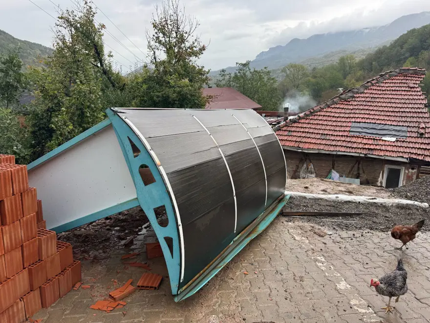 Bartın'da heyelan: Bir ev tahliye edildi 4 Bartın'da heyelan: Bir ev tahliye edildi 4