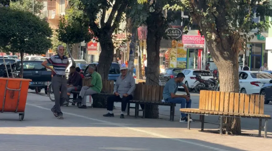 Hava sıcaklığı 40 dereceyi buldu! Sokaklar neredeyse tamamen boş kaldı 3