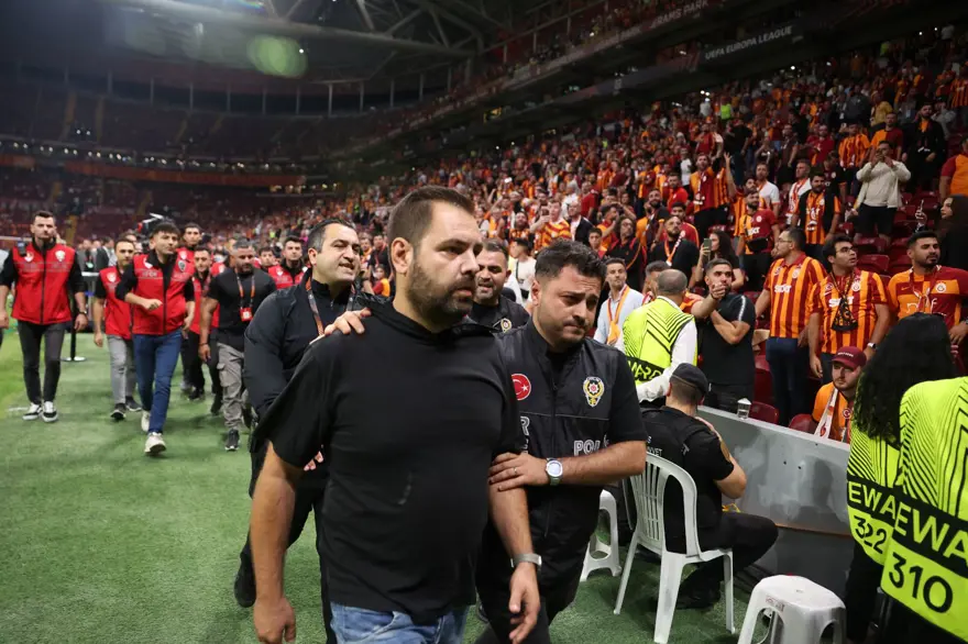 Tribünde sinirler gerildi: PAOK taraftarı stadyumdan çıkarıldı 1