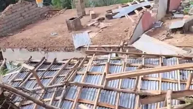 Şiddetli fırtına köyü harabeye çevirdi