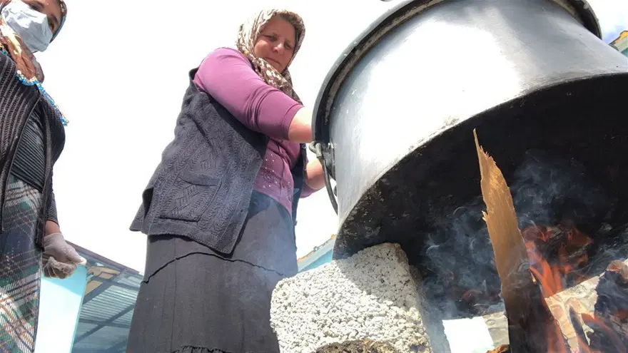 Kars'ta her mevsim kaşar ve tulum peyniri üretimi: Üç gün tuzda kalıyor, iki ay depoda bekliyor 4