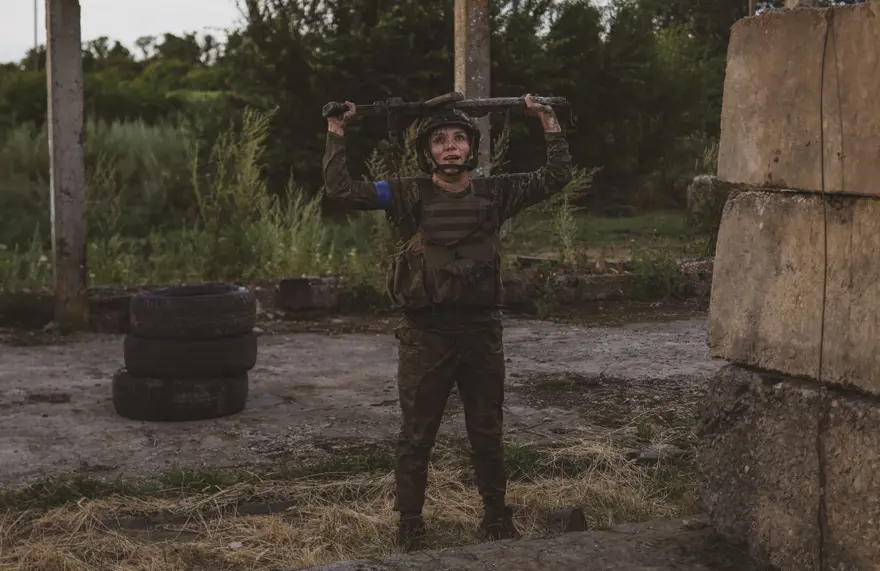 Ukraynalı kadınlar cephede görev almak için hazırlık yapıyor 59 Ukraynalı kadınlar cephede görev almak için hazırlık yapıyor 59