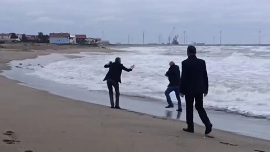 Cinnet anlarında film gibi ikna operasyonu! Telefonda başladı, sahilde bitti
