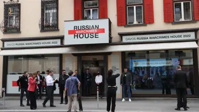 Davos'taki "Rus Evi" artık "Rusya'nın Savaş Suçları Evi" oldu: Savaş suçu niteliğinde yaklaşık 5 bin fotoğraf sergileniyor