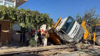 Kum yüklü kamyon çukura düştü