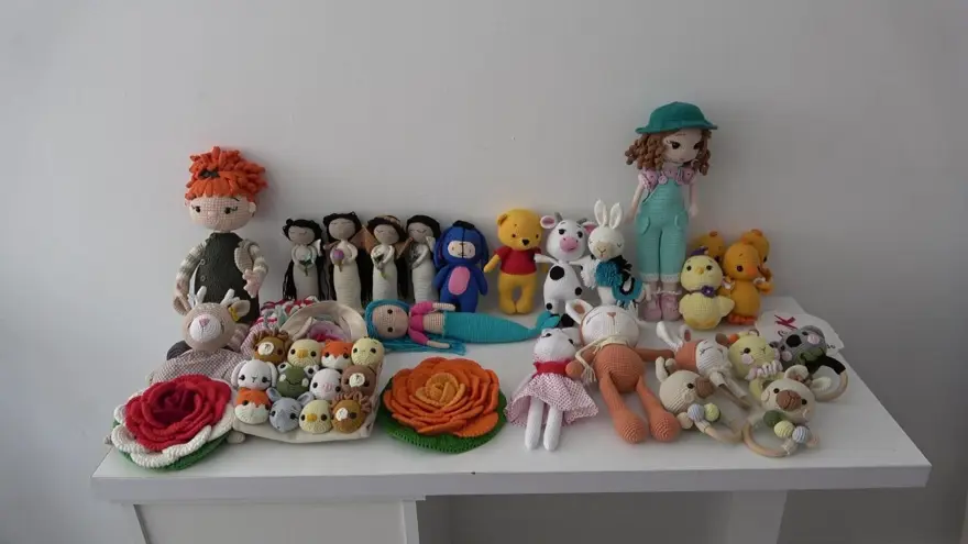 28 yaşındaki depremzede annenin el emeği: İlk ördüğü bebekleri depremzede çocuklara hediye etti 1