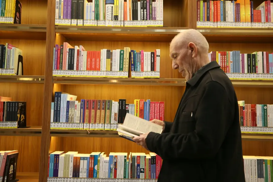 KÜTÜPHANE AÇILMASINDAN MUTLU OLUYOR 4