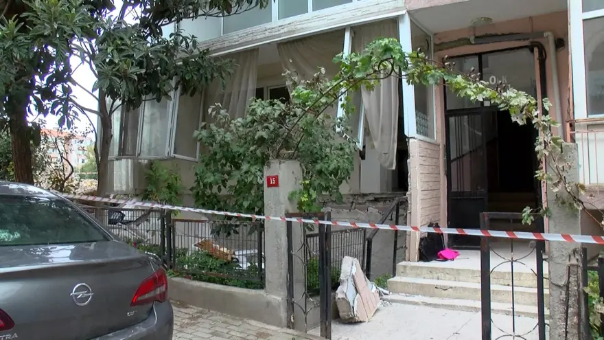 Avcılar'da facianın eşiğinden dönüldü: Balkon çöktü, kadın beton parçalarının altında kaldı 4 Avcılar'da facianın eşiğinden dönüldü: Balkon çöktü, kadın beton parçalarının altında kaldı 4