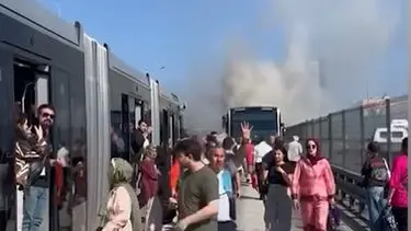 Esenyurt’ta metrobüste yangın: Seferler bir süre aksadı