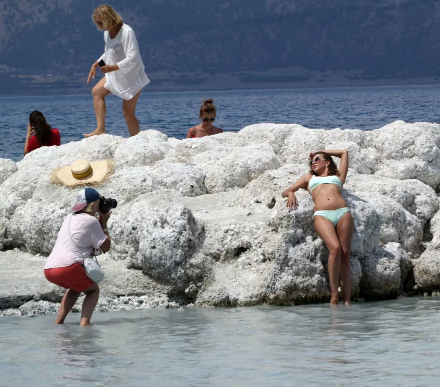 Kısıtlamalar kalktı, Salda Gölü'ne akın ettiler 4