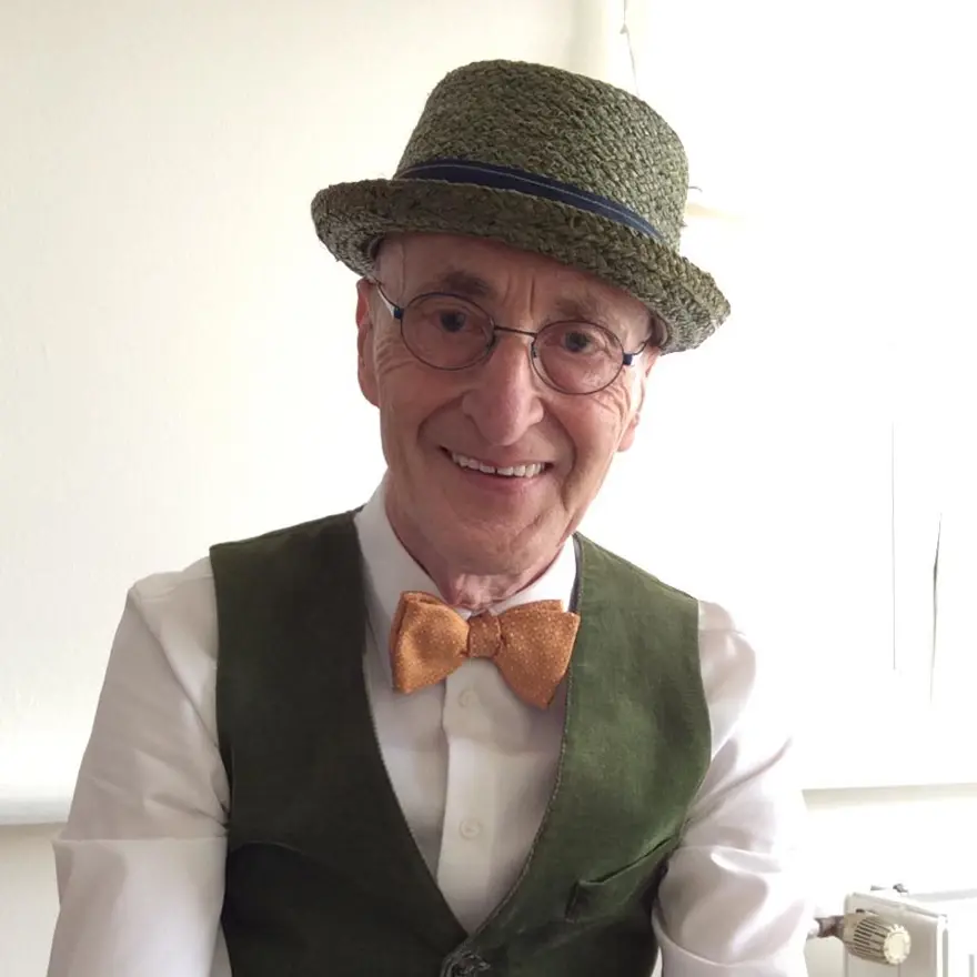 Tarzıyla gençlere taş çıkartıyor 13