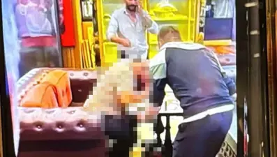 Kafede otururken başından vuruldu