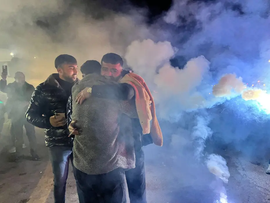 Cezaevleri önünde erken tahliye sevinci