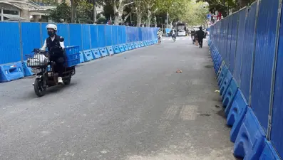 Çin polisi protestoların yapıldığı caddeyi barikatlarla kapattı