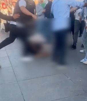 16 yaşındaki kızın gizlice fotoğrafını çekeni tekme tokat dövdüler
