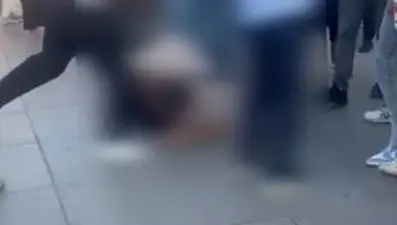 16 yaşındaki kızın gizlice fotoğrafını çekeni tekme tokat dövdüler