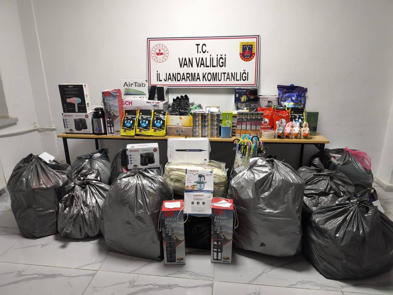 Van’da gümrük kaçağı malzeme ele geçirildi