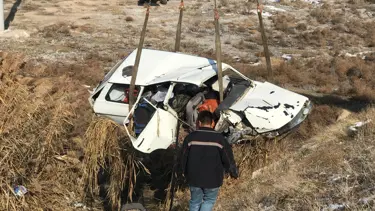 Otomobil atık su kanalına uçtu: 3 kişi yaralandı
