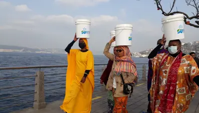 Masailer başlarında su kovalarıyla İstanbul'da yürüdüler