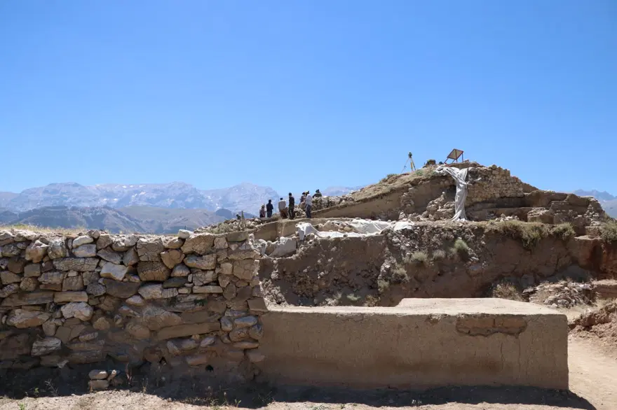 Niğde'deki höyük kazısında Pers dönemine ait alçı surlar bulundu 14 Niğde'deki höyük kazısında Pers dönemine ait alçı surlar bulundu 14
