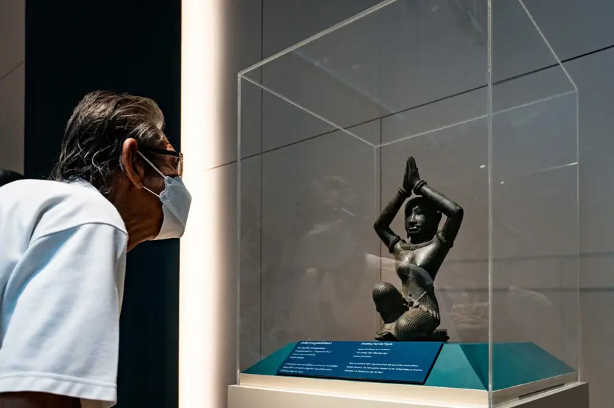 Altın Çocuk ve Diz Çöken Kadın heykelleri Tayland'a geri gönderildi 5 Altın Çocuk ve Diz Çöken Kadın heykelleri Tayland'a geri gönderildi 5