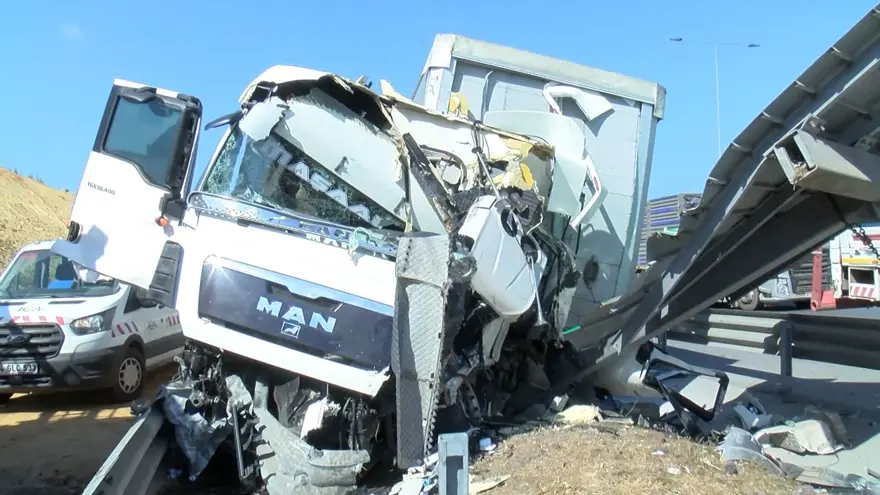 Çekmeköy'de TIR refüje çarptı: Şoför hayatını kaybetti 6