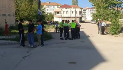 Otomobil ile çarptığı arkadaşının üzerinden geçti