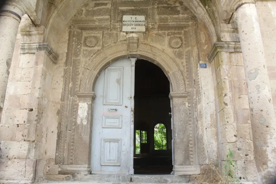 "Bir tarih yok oluyor" diyerek isyan etti: Defineciler talan etti 2 "Bir tarih yok oluyor" diyerek isyan etti: Defineciler talan etti 2