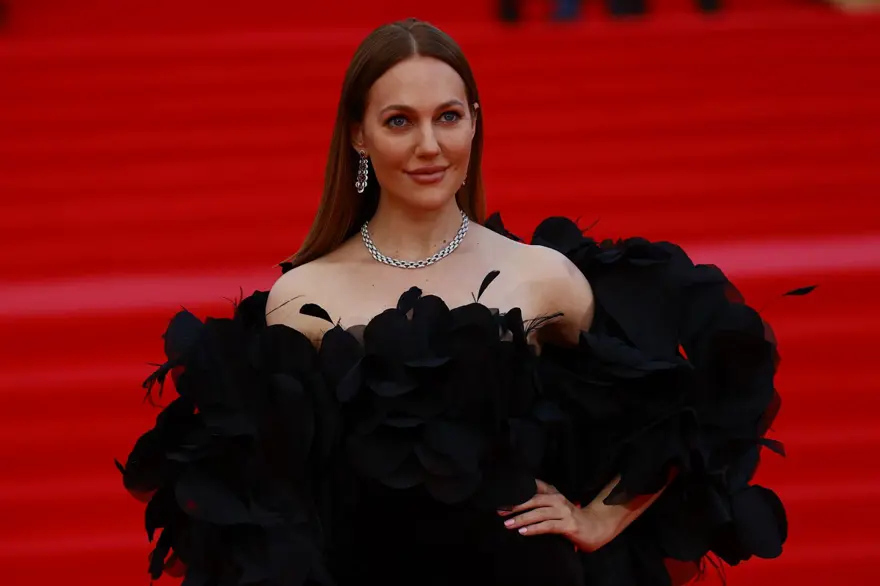 Meryem Uzerli Moskova Uluslarası Film Festivali'nin kırmızı halısında 9