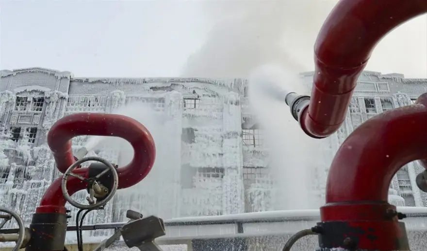 İtfaiyenin buzla mücadelesi 56