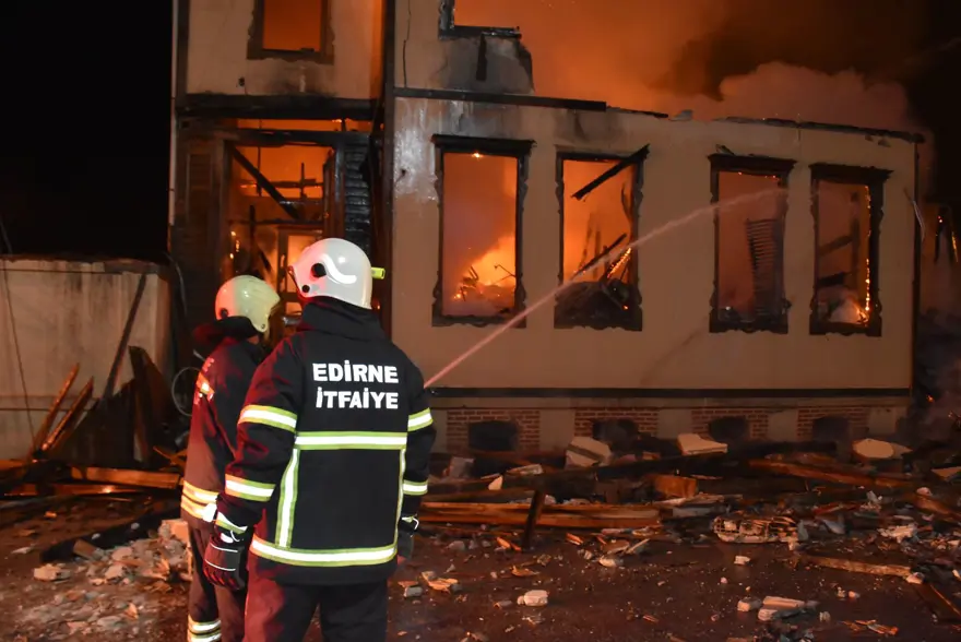 Edirne'de tarihi müftülük binasında yangın 12