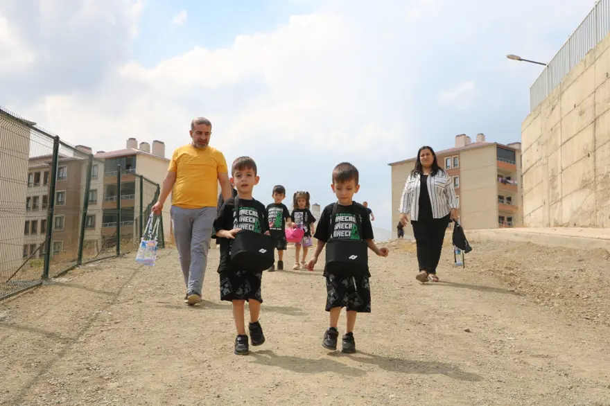 6 yıl sonra evlat hasretleri sonlanmıştı: Dördüzler okula başladı 5