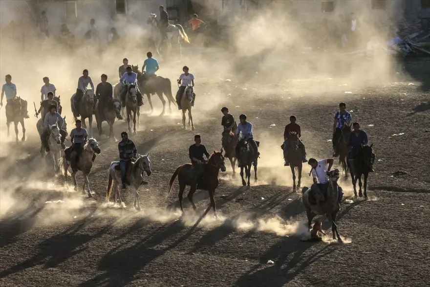 kırgız türkleri, buzkaşı, kökbörü oyunu, oğlak postu kapmaca, ulupamir, erciş 13