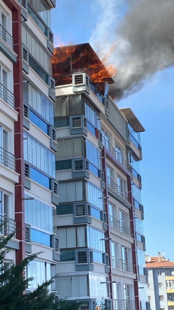 Ankara’da 7 katlı binanın çatısında yangın