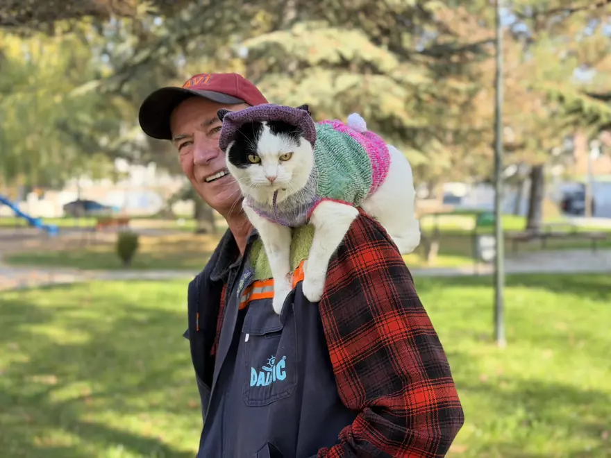 12 yıl önce sokaklardan kurtardığı kedisiyle 65 şehir gezdi 5
