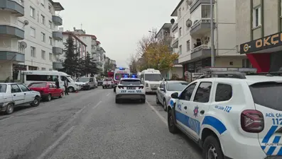 Önce kendini kitledi sonra evi ateşe verdi