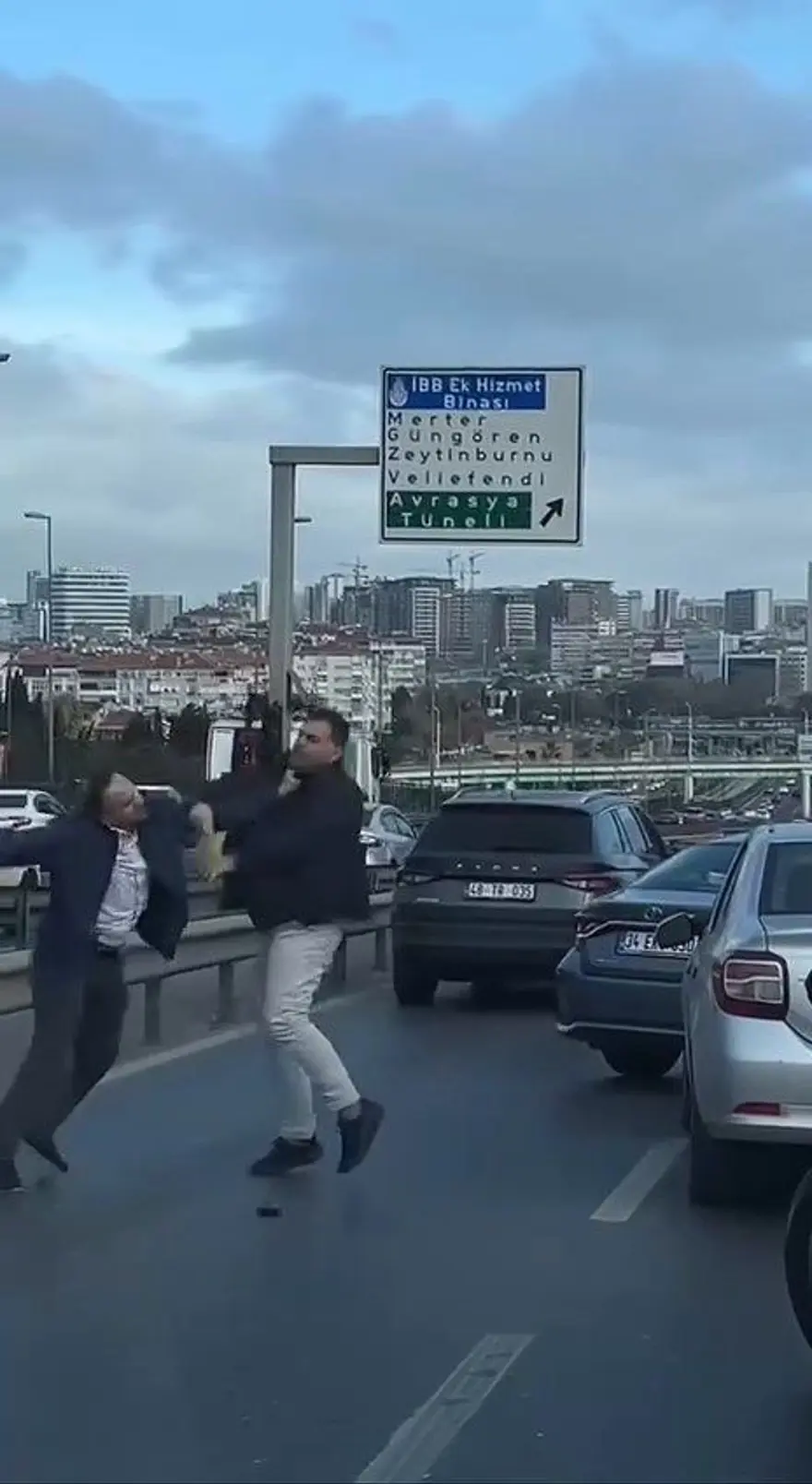 İstanbul’da trafiği durdurankavga: Tekme tokat birbirlerine girdiler 3